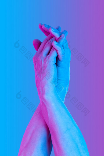 手超现实主义的风格紫罗兰色的蓝色的霓虹灯颜色现代迷幻有创意的元素与人类棕榈为海报横幅壁纸复制空间为文本流行艺术文化杂志风格模板手超现实主义的风格紫罗兰色的蓝色的霓虹灯颜色现代迷幻有创意的元素与人类棕榈