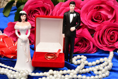 婚礼环和花束粉红色的玫瑰