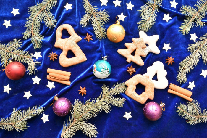 圣诞节姜饼分支机构蓝色的云杉和圣诞节装饰