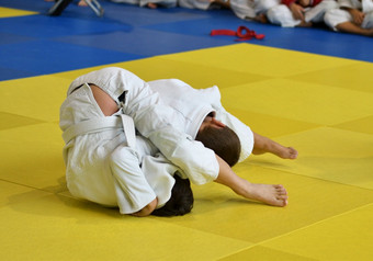 两个男孩柔道运动员和服竞争的榻榻米