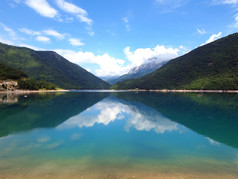 美丽的视图高蓝色的山湖