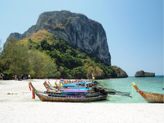 甲米泰国2月传统的泰国木长尾船等待的海岸竹子岛为乘客一天旅行从斐斐岛