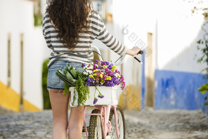 美丽的女旅游生活就像当地的与她的自行车后购买一些新鲜的蔬菜