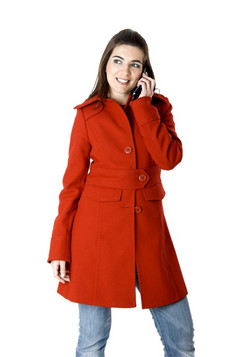 美丽的年轻的女人与红色的外套持有手机