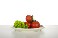 红色的Tomatos和生菜板在表格准备好了吃
