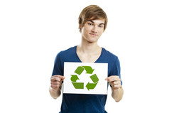 休闲年轻的男人。持有回收标志促进绿色和更好的世界孤立的白色背景