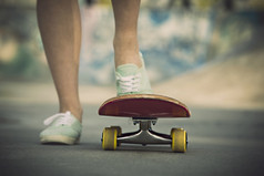 年轻的女人骑滑板