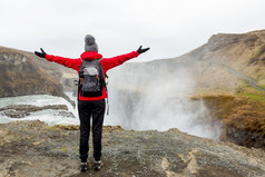 女背包客旅游冰岛看瀑布