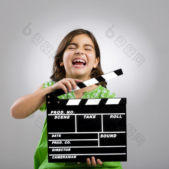 工作室肖像小女孩玩年轻的电影导演
