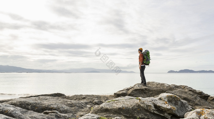 男人与享受的早视图的海岸