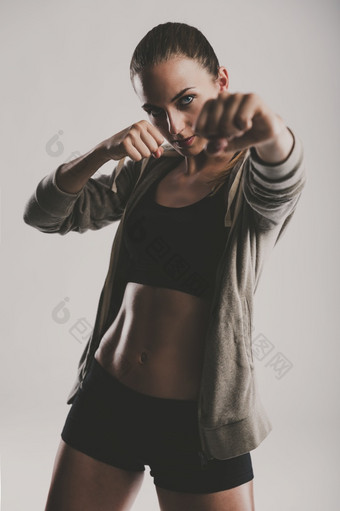 拍摄美丽的年轻的女人练习跆拳道