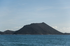 狼岛与火山视图从的船