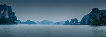 早期早....景观与蓝色的雾而且旅游junks浮动在石灰石岩石长湾南<strong>中国</strong>海越南东南亚洲旅行背景三个<strong>图片</strong>全景