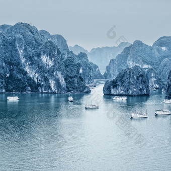 早期早....景观与蓝色的雾而且旅游junks浮动在石灰石岩石长湾南中国海越南东南亚洲旅行背景三个图片全景
