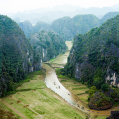 旅游船浮动的河在大米字段而且石灰石岩石的早期早....那里Coc附近安保兵越南旅行风景而且目的地背景