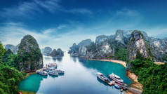 旅游junks浮动在石灰石岩石长湾南中国海越南东南亚洲