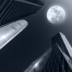 摘要未来主义的城市景观视图与现代摩天大楼完整的月亮晚上黑暗天空在香港香港