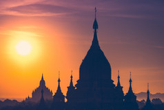 令人惊异的有雾的日出颜色和轮廓古老的佛教寺庙蒲甘王国缅甸缅甸旅行风景和目的地