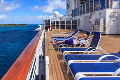男人。睡着了日光浴浴床巡航船伊尔斯的针新加勒多尼亚南太平洋