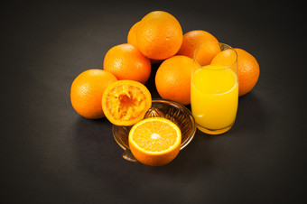 手册榨汁机与橙子黑暗背景