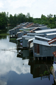 住宅区域河房子使波纹铁是关闭一块