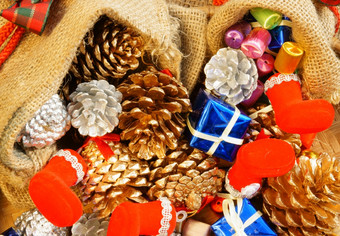 令人惊异的圣诞节夏娃背景色彩斑斓的装修材料装饰为圣诞节季节经典风格从松锥蓝色的礼物盒子结粗麻布袋使充满活力的颜色