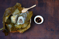 越南食物球先生金字塔形状的大米面团饺子填满与猪肉葱安德萨伍德耳朵mushroomxawrapped香蕉叶美味的街食物菜使从大米面粉