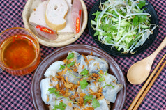 越南食物球Cuon的名字大米面条卷滚蛋糕使从大米面糊填满与蘑菇猪肉服务与越南猪肉香肠切片黄瓜豆豆芽而且酱汁