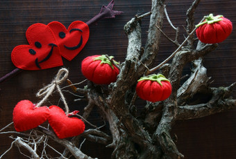 快乐<strong>情人节</strong>一天假期为夫妇令人惊异的背景与红色的心手工制作的水果消息关于爱干分支树印象情感而且艺术概念
