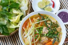 越南食物好rieu著名的菜越南生材料番茄蟹猪肉肉虾沙拉葱蛋蔬菜虾粘贴bunrieu越南南特殊的吃