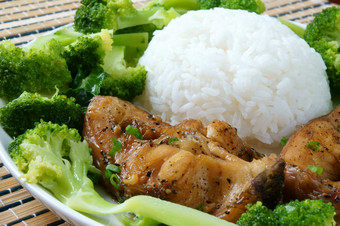<strong>越南</strong>食物呵呵鱼烹饪与酱汁焦糖鱼亚洲吃生材料新鲜的水鱼洋葱大蒜胡椒这餐一营养美味的