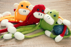 令人惊异的手工制作的产品集团色彩斑斓的自制的猴子与有趣的幽默的针织猴子针织从羊毛羊毛玩具快乐新一年有趣的动物