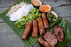 越南食物春天卷父亲先生烤肉美味的炸食物吃与好沙拉和鱼酱汁这也丰富的卡路里胆固醇高脂肪的食物受欢迎的越南吃