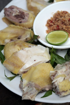 越南食物煮熟的鸡板与胡椒和盐服务与复数)叶子和柠檬