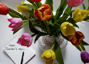 快乐老师一天与手工制作的郁金香花能堆栈书笔消息为老师特殊的一天教育郁金香花束Diy从粘土材料