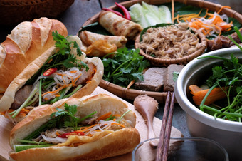 著名的越南食物球您受欢迎的街食物从面包塞与生材料猪肉他馅饼蛋和新鲜的草本植物葱香菜胡萝卜黄瓜辣椒