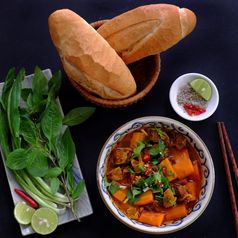 越南食物面包与红烧牛肉受欢迎的餐早....吃附加欧芹罗勒柠檬胡椒和盐使美味的味道