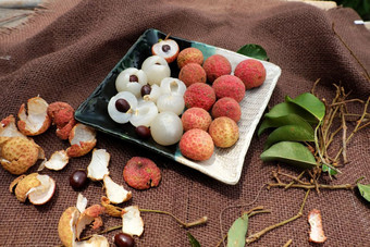 关闭板水果棕色（的）背景荔枝荔枝水果会友红色的水果皮与多汁的纸浆白色那甜蜜的和美味的
