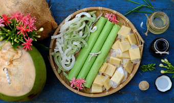集团产品从椰子与糖果牛奶大米纸椰子石油黑暗我是酱汁小时椰子水是受欢迎的<strong>越南</strong>食物集团零食和喝蓝色的背景