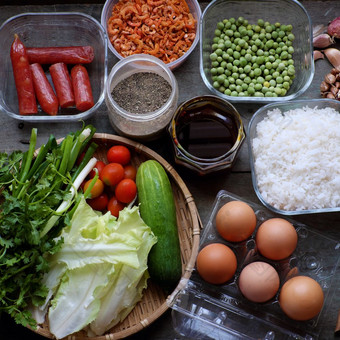 越南食物炸大米使从大米蛋香肠干虾豆黄瓜番茄胡萝卜和葱处理与色彩斑斓的食物材料木背景
