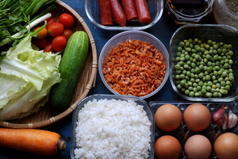 越南食物炸大米使从大米蛋香肠干虾豆黄瓜番茄胡萝卜和葱处理与色彩斑斓的食物材料木背景