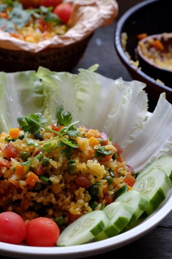 <strong>越南</strong>食物炸大米使从大米蛋香肠干虾豆黄瓜番茄胡萝卜和葱关闭菜木背景
