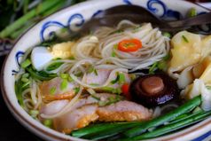 自制的越南食物蛋面条汤与wontons色彩斑斓的食物成分为这吃蛋猪肉肉汤葱豆发芽木耳蔬菜