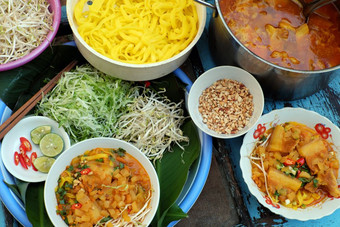 自制的<strong>越南</strong>食物被大叻种类面条汤与生材料黄色的面条干虾猪肉蔬菜从色彩斑斓的成分