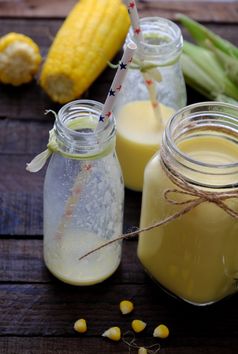 健康的喝为早餐从甜玉米玉米牛奶Jar黄色的丰富的维生素美味的营养从玉米新鲜的牛奶瓶木背景