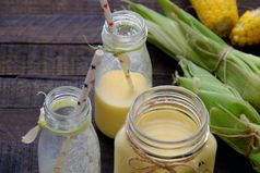 健康的喝为早餐从甜玉米玉米牛奶Jar黄色的丰富的维生素美味的营养从玉米新鲜的牛奶瓶木背景