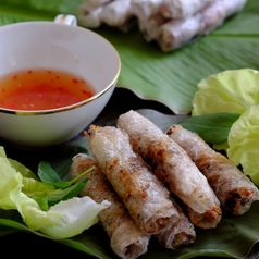 越南蛋卷春天卷父亲先生受欢迎的食物越南厨房填料从肉和包装器大米纸然后深炸吃与沙拉和鱼酱汁