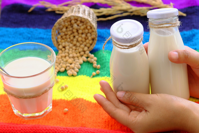自制的豆浆为早餐喝大豆牛奶和大豆色彩斑斓的背景这饮料丰富的ω蛋白质纤维也美味的营养健康的喝