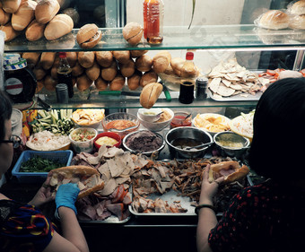 越南女人出售越南<strong>面包车</strong>晚上街食物塞食物与肉猪肉博洛尼亚泡菜著名的和受欢迎的食物那便宜的快速谁警察局城市