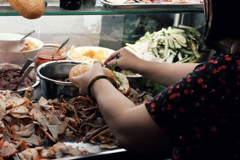越南女人出售越南面包车晚上街食物塞食物与肉猪肉博洛尼亚泡菜著名的和受欢迎的食物那便宜的快速谁警察局城市